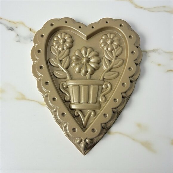 Nordic Ware USA Decorative Heart Flowers Baking Cake Pan 10 Cup 12 x 9.75 - Picture 1 of 8